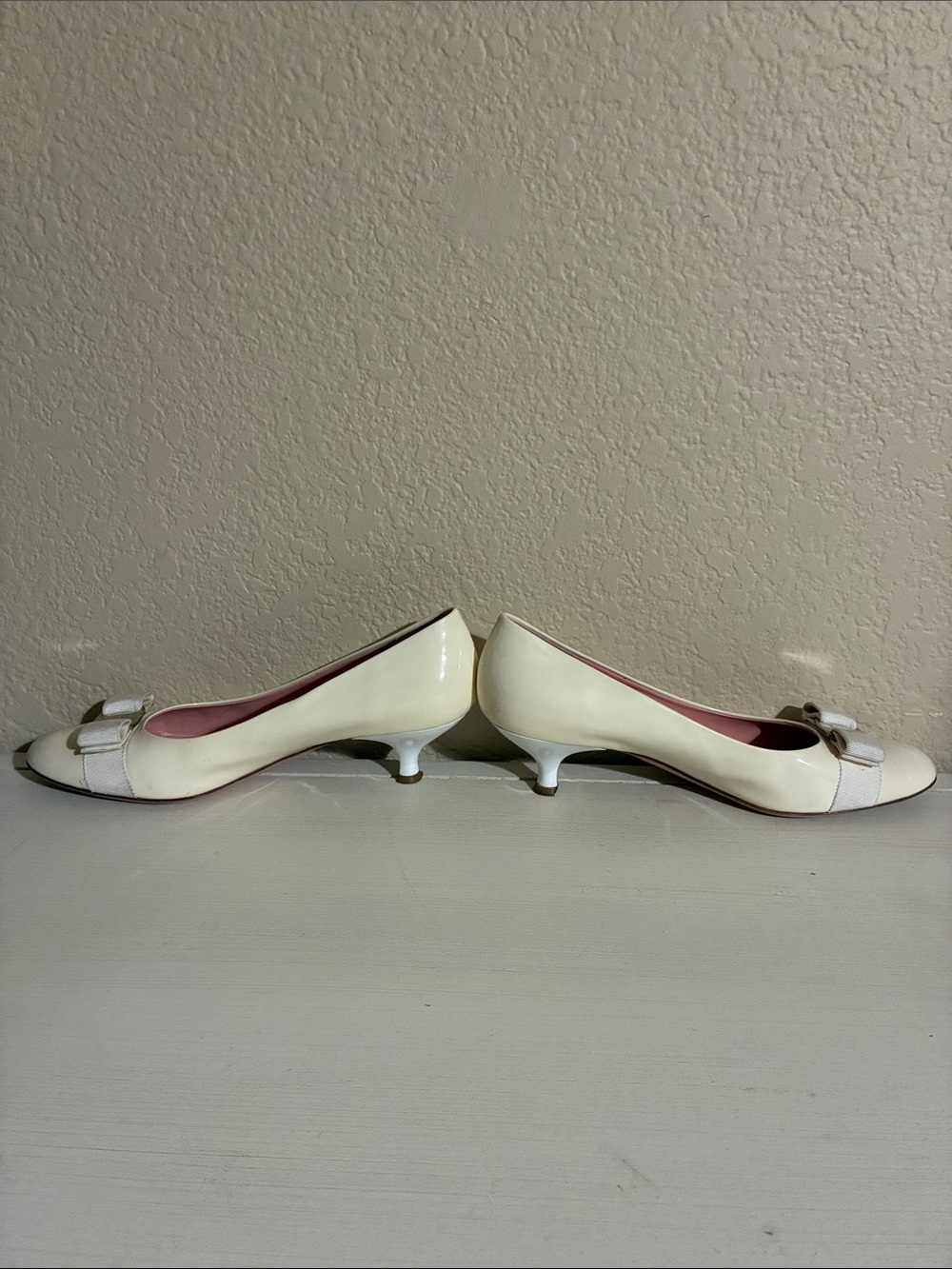 Salvatore Ferragamo Cream Leather Vara Bow Pumps with Pink Insole - Picture 6 of 10